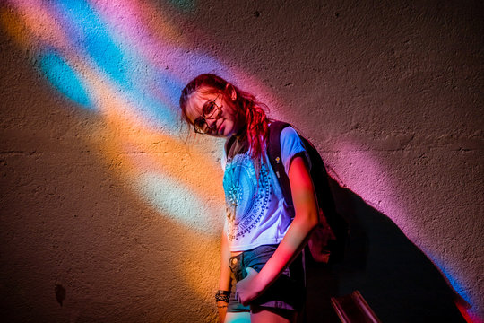 Jeune fille sous un vitrail dans L'&eacute;glise de Pontgibaud