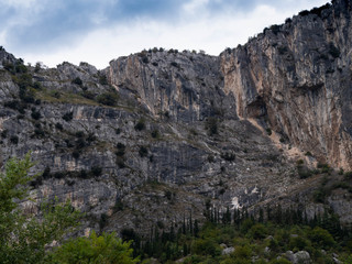 Fototapeta na wymiar Arco, Felswand zwischen dem Burgfelsen und dem Colodri mit dem Klettersteig Sentiero del Arco