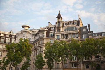 Fototapeta na wymiar Typical apartment buildings in Paris ,France.