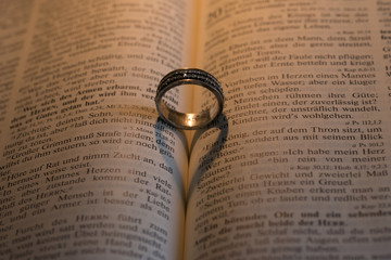 Liebe, heiraten, Bibel, Verlobung, Hochzeit, Ring, Hochzeitsring, Verlobungsrind, Kirche, kirchliche Trauung, klingeln, herz, 
