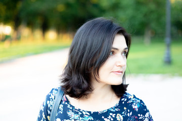 Naklejka premium Woman looks right