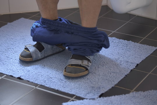 auf Toilette gehen, WC, Klo, Klositzung, Pinkeln, Durchfall, Bauchschmerzen, Verstopfung, Bad, stille &Ouml;rtchen, Mann, Mann auf dem Klo,