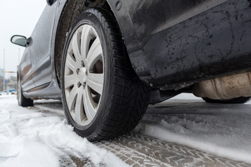 Winterreifen im schnee mit spur im schnee