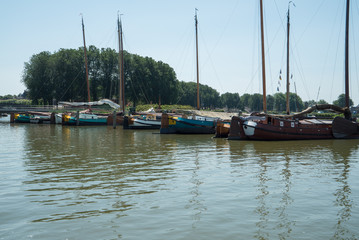 Fototapeta na wymiar Kanal und Hafen mit Segelbooten in Lemmer, Holland