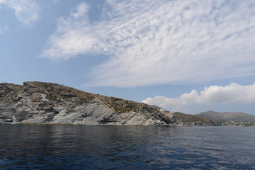 Fototapeta na wymiar Navegando por el mar mediterraneo en el Parque Natural del Cap de Creus, Cataluña, España