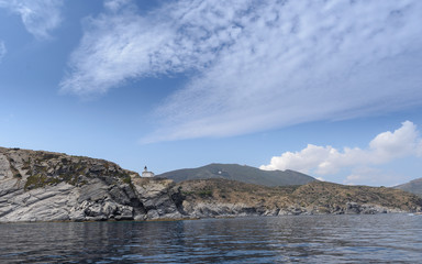 Navegando por el mar mediterraneo en el Parque Natural del Cap de Creus, Catalu&ntilde;a, Espa&ntilde;a