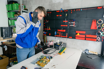 workshop repair office equipment, master accepts the order by phone