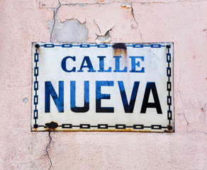 Letrero antiguo con el nombre de la calle Nueva de Pamplona, Navarra, España.