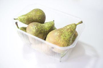 Conference pears on their plastic package © WH_Pics