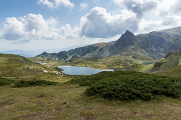 Fototapeta premium Letni widok na Twin Lake, Rila Mountain, The Seven Rila Lakes, Bułgaria