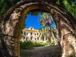 Fotobehang Oude schoolarchitectuur binnen botanische tuin in de stad van Palermo, het eiland van Sicilië, Italy © cristianbalate
