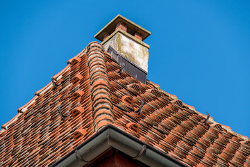 Dach mit alten und neuen Ziegeln