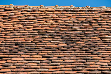 Dach mit alten und neuen Ziegeln