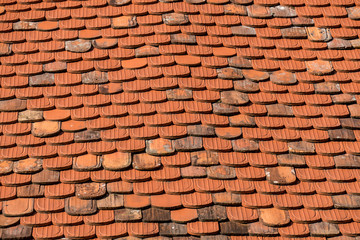 Obraz premium Dach mit alten und neuen Ziegeln