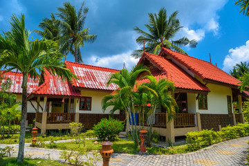 Obraz premium Bungalows with red roof, Haad Yao beach, Koh Phangan island, Sur