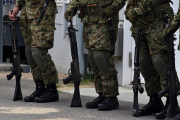 銃を持った自衛官