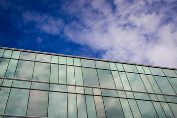 Fototapeta na wymiar modern office building and blue sky