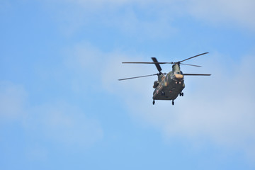 Fototapeta na wymiar 飛行する陸上自衛隊の大型ヘリコプター