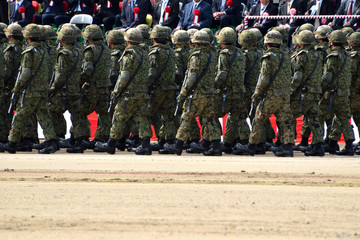 行進する自衛官