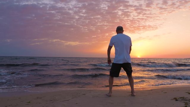 Sportsman beginning Part the Wild Horse's Mane in Tai Chi practice