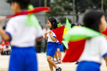Obraz premium 運動会で踊る小学生