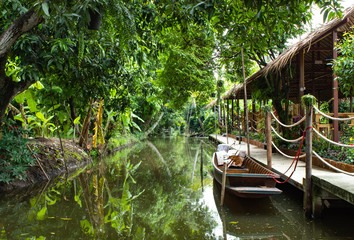 Obraz premium Wooden boat floating in nature water.
