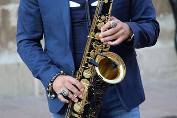 Naklejka premium Street Jazz musician with saxophone