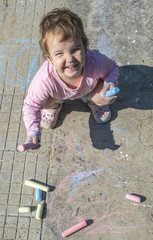 Naklejka premium Child paint with chalks