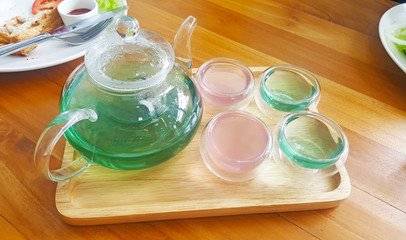 Crystal clear tea pot with green butterfly pea tea and lemonade