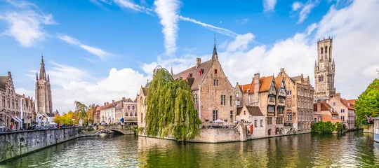 Photo sur Plexiglas Brugges Vue panoramique sur la ville avec maisons historiques, église, tour du beffroi et célèbre canal de Bruges, Belgique.