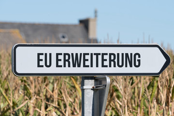 Ein Schild weist auf die EU Erweiterung