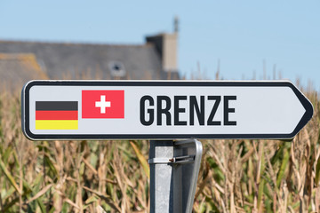 Ein Schild weist auf die Grenze zwischen Deutschland und Schweiz hin