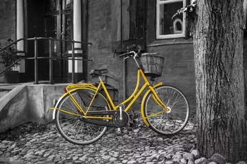Foto op Canvas Gele fiets op B/W rug © karstenlarsen