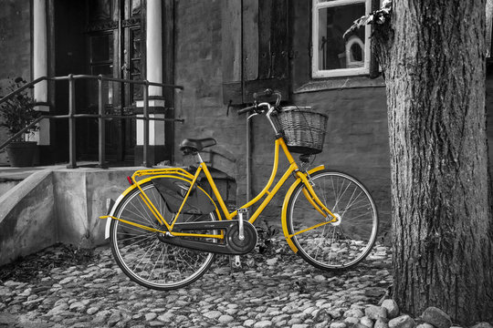Fototapeta Yellow bike on B/W back