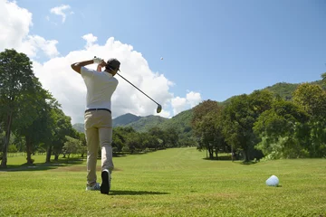 Photo sur Plexiglas Golf Jeune homme asiatique jouant au golf sur un beau terrain de golf naturel