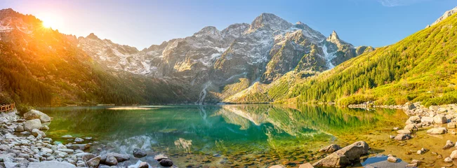 Fotobehang Tatra National Park, een meer in de bergen bij het aanbreken van de zon. Polen © Tortuga