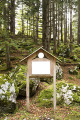 Indicazioni sul sentiero nel bosco