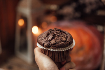 Muffin. Babeczka czekoladowa. Słodkie. Dłoń. Dynia. Halloween
