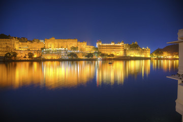 CITY PALACE, LAKE PICHOLA - UDAIPUR (INDIA).