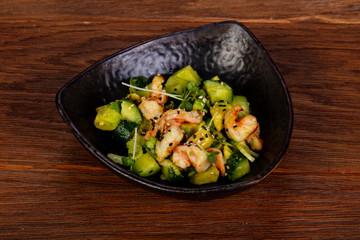 Salad with shrimp and avocado