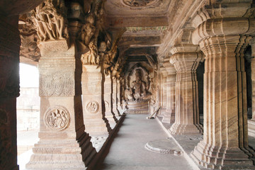 монолитные колонны и скульптуры пещерного индуистского храма в Индии