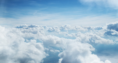 Hintergrund des blauen Himmels und der Wolken mit viel Kopienraum.