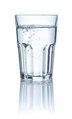 Freigestelltes Wasserglas