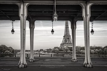 Foto op Plexiglas Bir Hakeim-brug, Eiffeltoren op de achtergrond, Parijs Frankrijk © Delphotostock