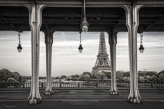 Fototapeta Bir Hakeim bridge, Eiffel tower in the background, Paris France
