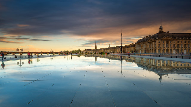 Miroir d'eau au coucher du soleil