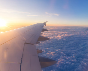 Obraz premium Sonnenaufgang im Flugzeug