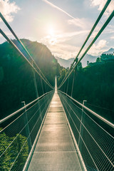 Hängebrücke in den Sonnenuntergang