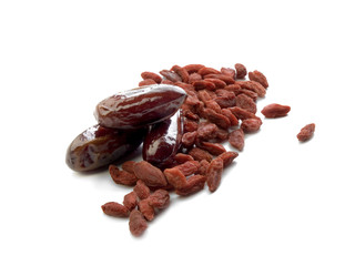 Detalle de dáctiles mezclados con frutos gojis sobre un fondo blanco
