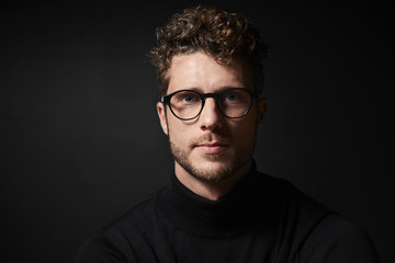 Fototapeta premium Facet okulary w studio, patrząc na kamery